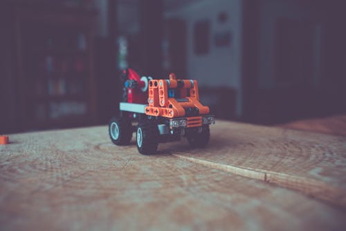 免費 橙色和黑色卡車玩具 圖庫相片