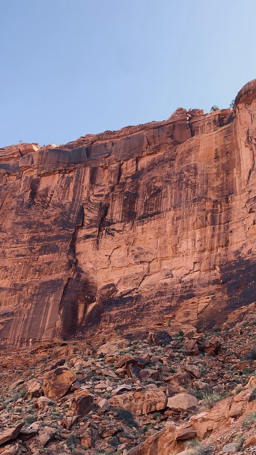 Free Stunning vertical shot of red rock cliffs showcasing natural erosion patterns in Moab, Utah. Stock Photo