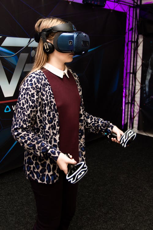 Foto d'estoc gratuïta de casc de realitat virtual, dona, jugant