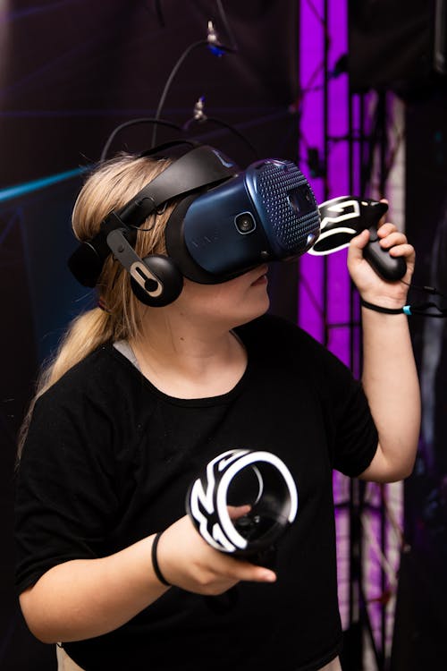 Foto d'estoc gratuïta de casc de realitat virtual, controladors de jocs, dona