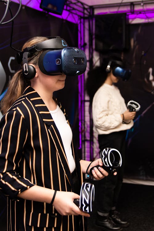 Foto d'estoc gratuïta de casc de realitat virtual, dona, jugant