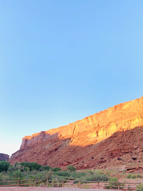 Бесплатное стоковое фото с вертикальный выстрел, голубое небо, закат