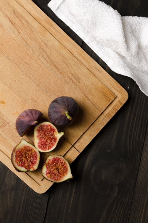 Free Sliced Figs on Wooden Chopping Board Stock Photo