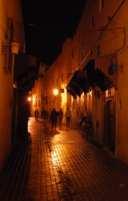 Foto d'estoc gratuïta de arquitectura, caminant, carrer