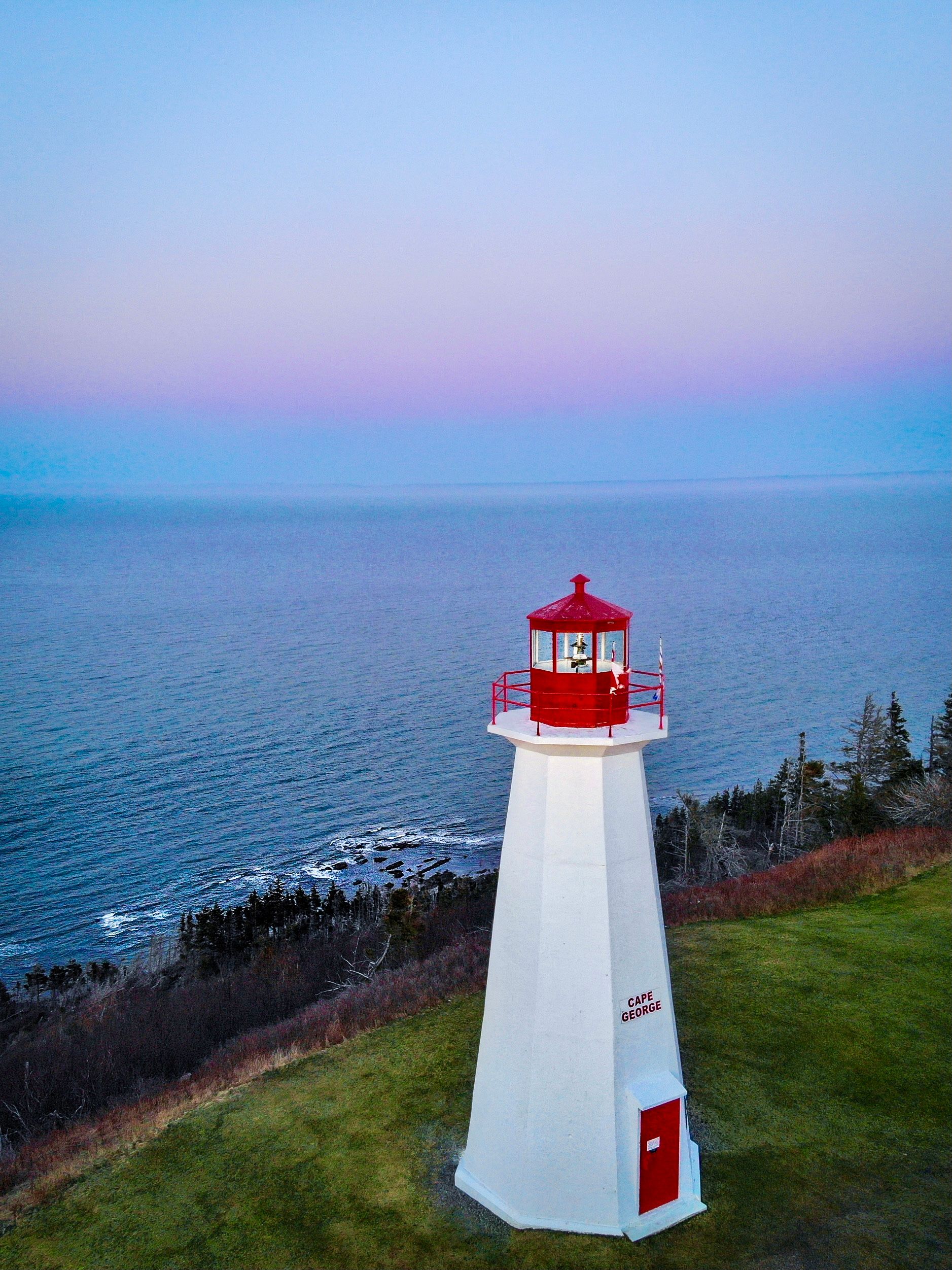 White and Red Lighthouse Near Body of Water · Free Stock Photo