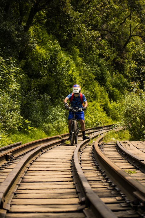 Immagine gratuita di andare in bicicletta, binari ferroviari, casco protettivo