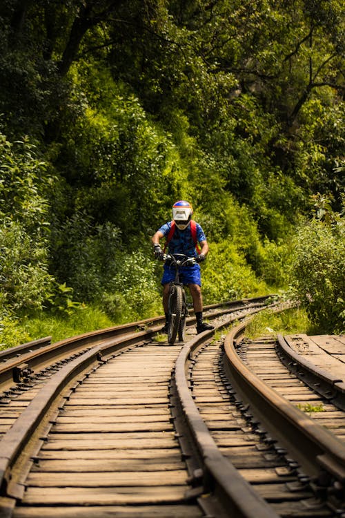 Kostnadsfri bild av cykling, järnvägsspår, man