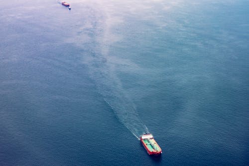 Nave Da Carico Rossa, Bianca E Verde Acqua Sull'acqua