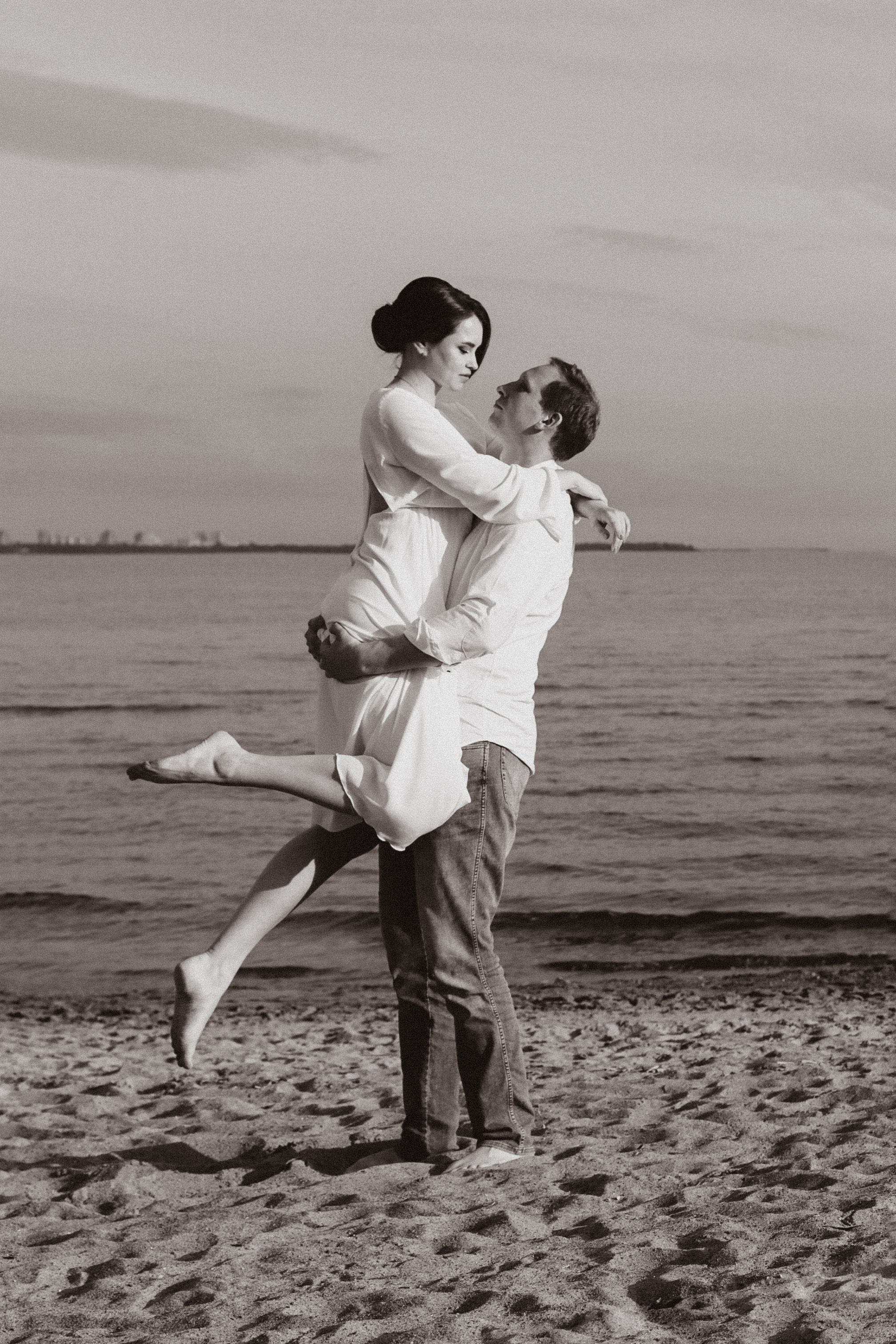 Black and white picture of man holding woman in arms · Free Stock Photo