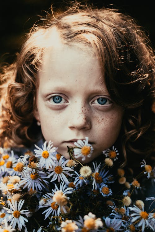 Çiçekler, dikey atış, kız içeren Ücretsiz stok fotoğraf