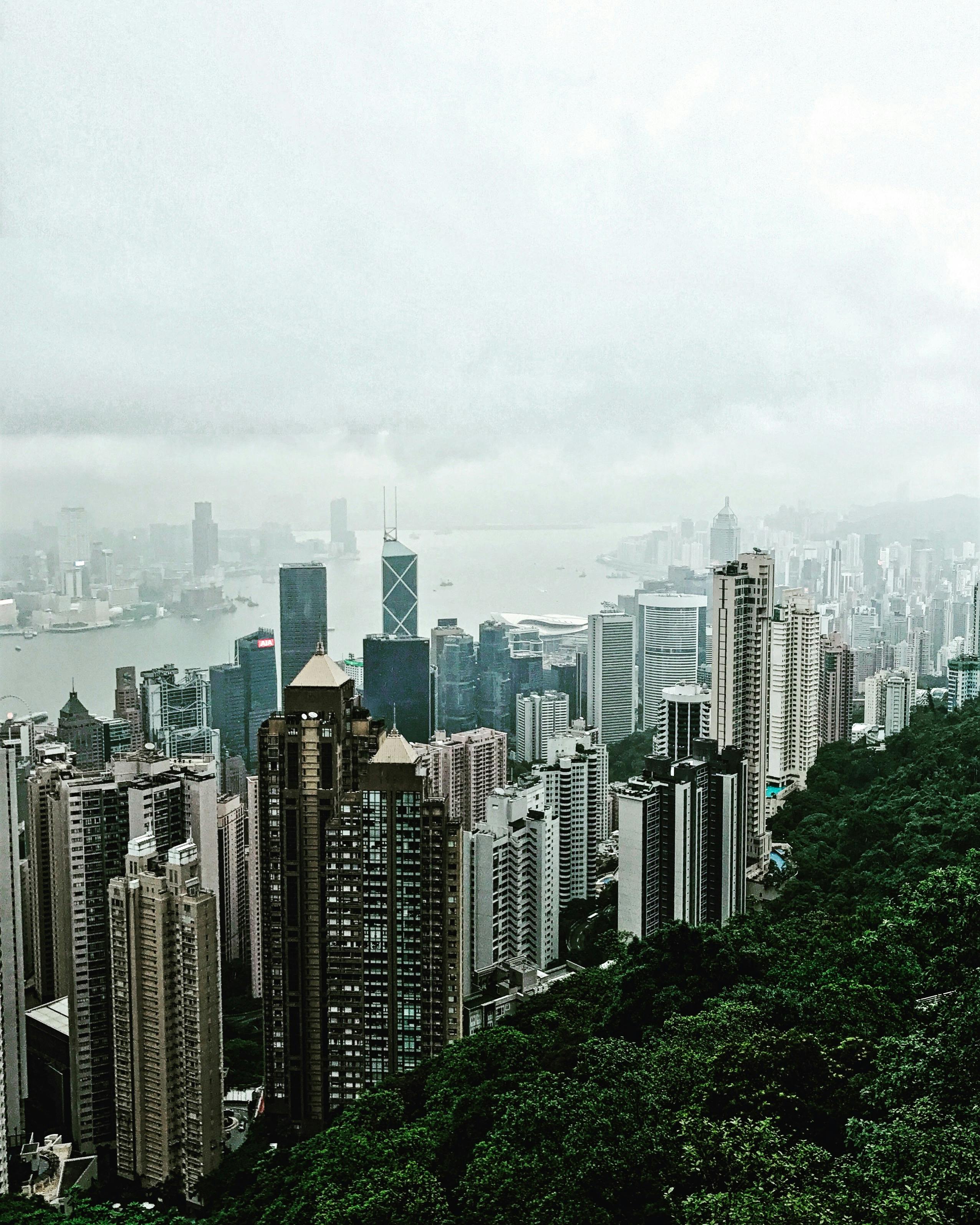 在雾天从太平山顶鸟瞰香港的摩天大楼和维多利亚港