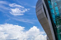 当代建筑立面映衬在充满活力的蓝天和云层之中