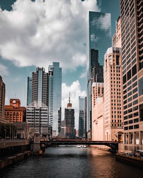 Free Breathtaking view of Chicago's skyscrapers reflecting in the river under a cloudy sky. Stock Photo