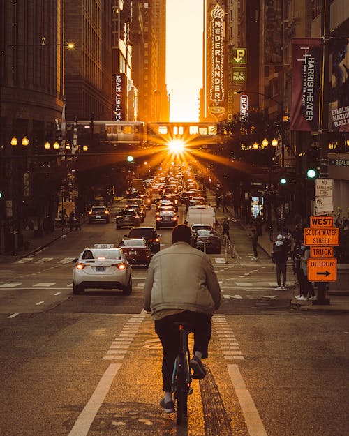 Foto d'estoc gratuïta de capvespre, carrer molt transitat, carretera