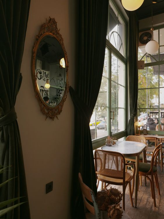 Cafe Design Using Mirror Mirror in a Wall in a Coffee Shop · Free Stock Photo