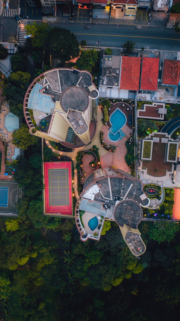 Skyscrapers With Outdoor Courts And Roof Gardens