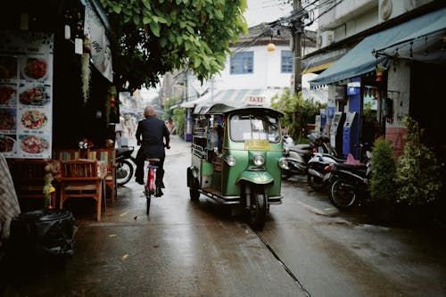 Free Green Auto Rickshaw on Street
 Stock Photo