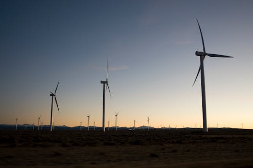 Kostenlos Windmühlen Auf Dem Feld Stock-Foto