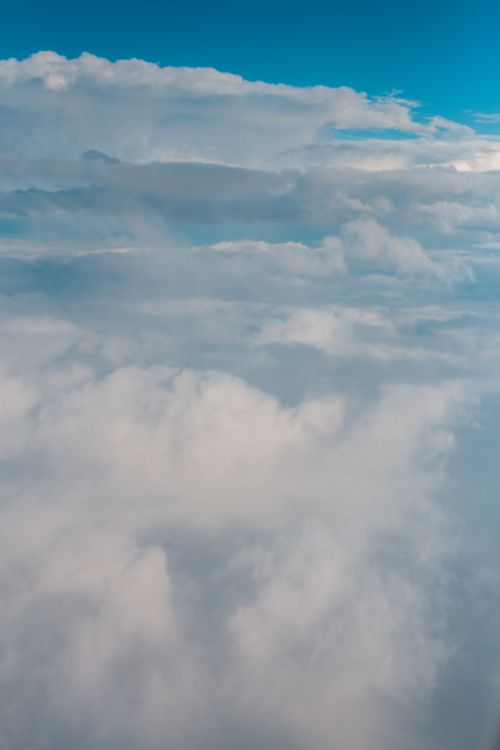 Free Peaceful cloud layers beneath a bright blue sky, perfect for backgrounds. Stock Photo