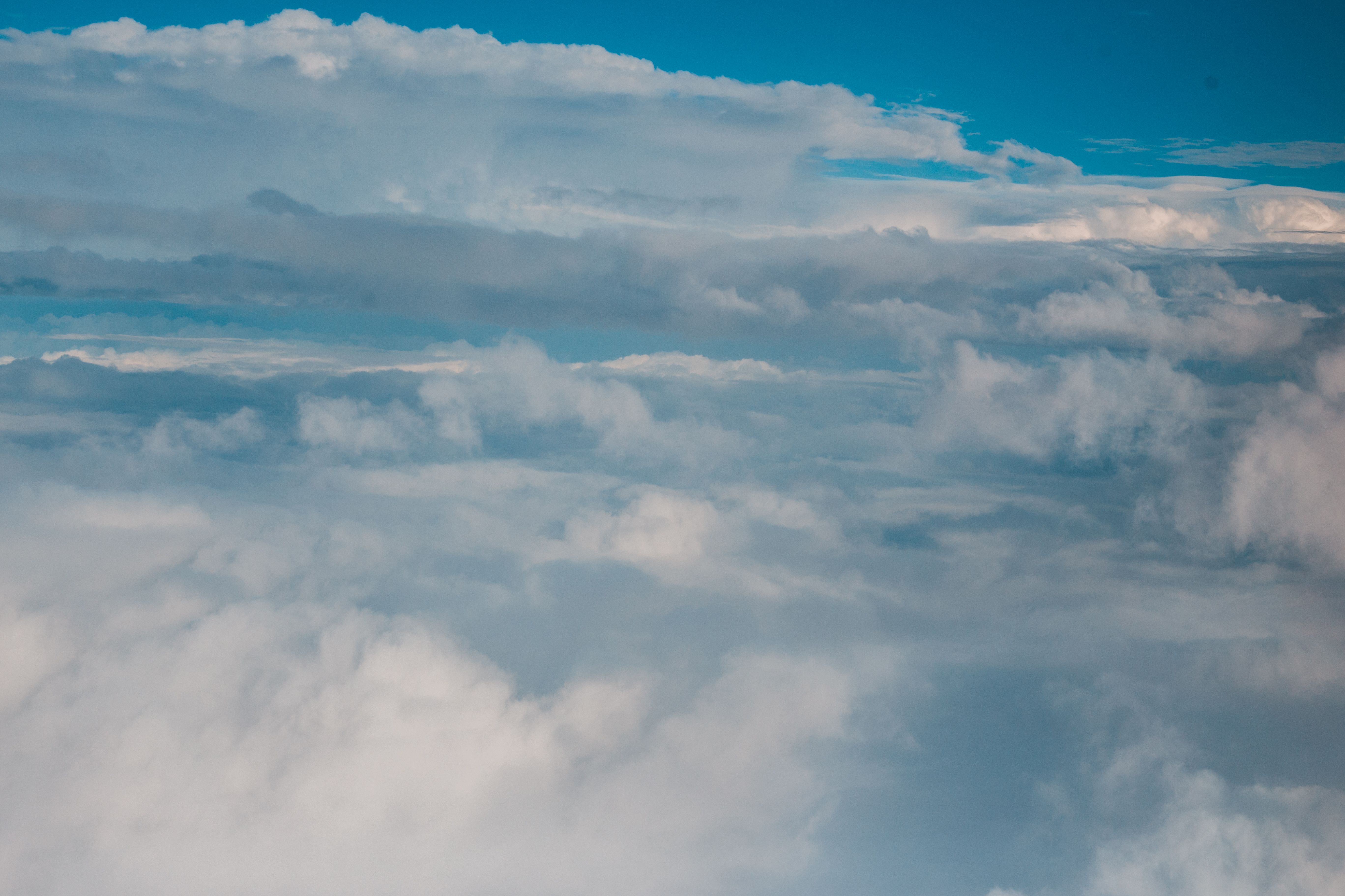 Nuvens volumosas em céu azul dramático