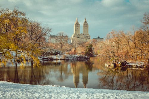 Free Central Park in New York with the View on the San Remo in Autumn Stock Photo