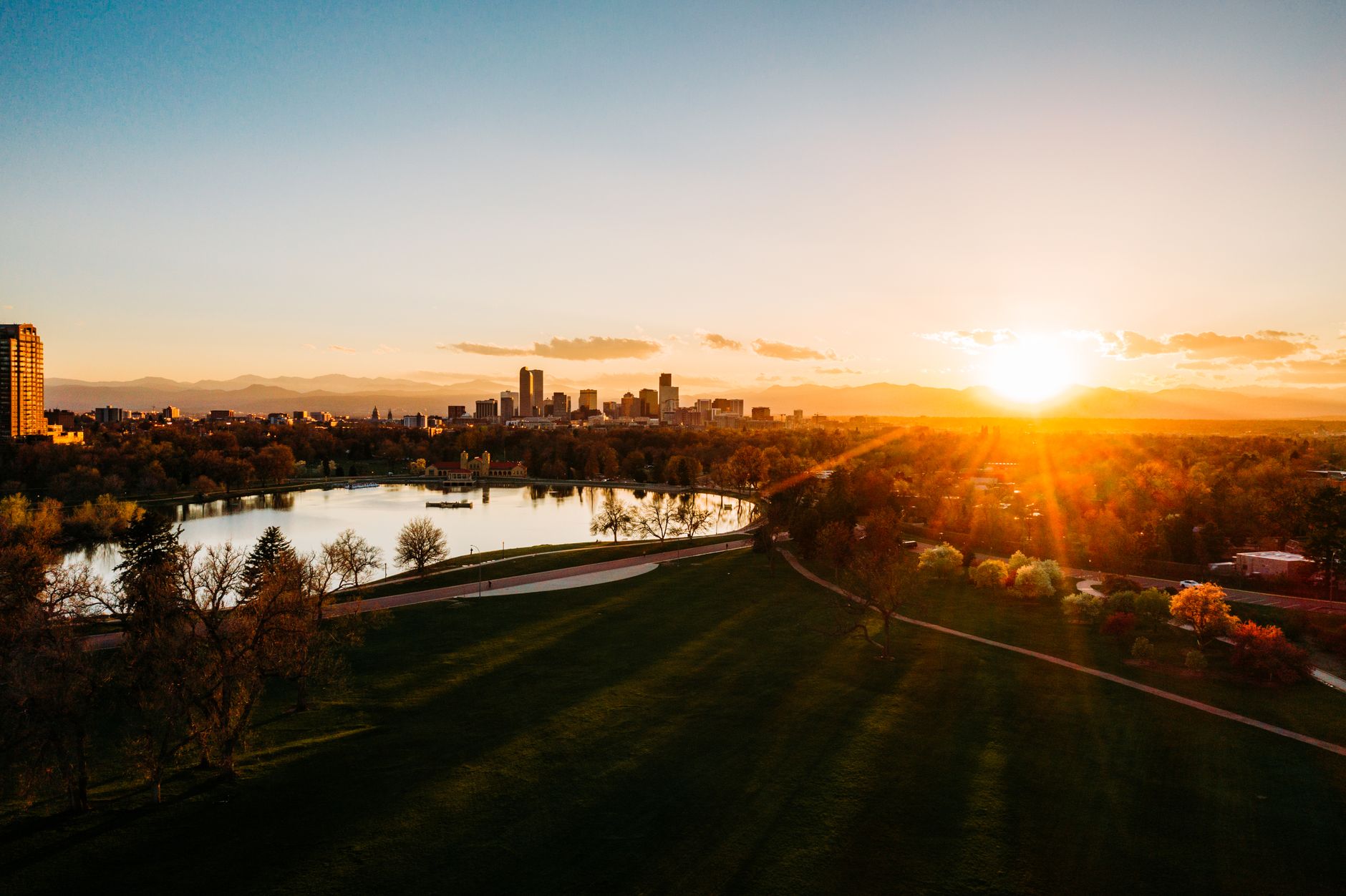 Moving to Denver CO in 2026 — The Honest Guide (Neighborhoods, Prices & Tradeoffs)