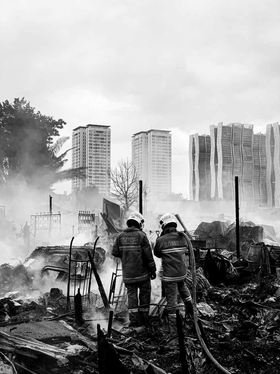 Pompieri arădeni stingând incendiu de vegetație uscată Pompieri arădeni stingând incendiu de vegetație uscată