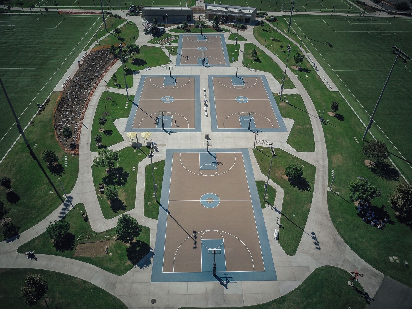 Vista aérea de quadras de basquete em um parque, com as linhas de marcação bem visíveis