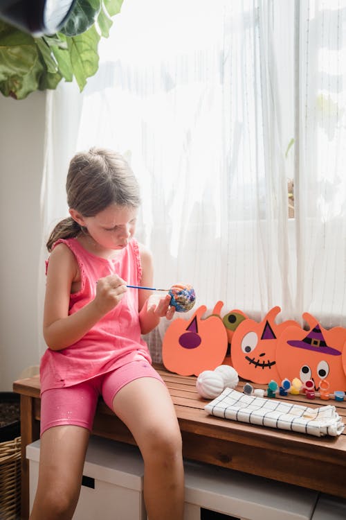 Free Sitting girl painting Stock Photo