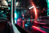透过公交车车窗，捕捉到充满活力的城市场景：模糊的夜间交通，描绘了运动与城市生活