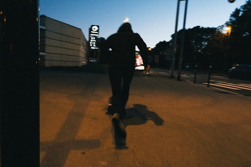Imagine de stoc gratuită din drum, mers pe jos, negru hoodie