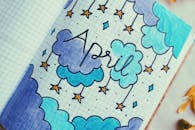 四月艺术子弹杂志的设计中，有蓝色的云和星星