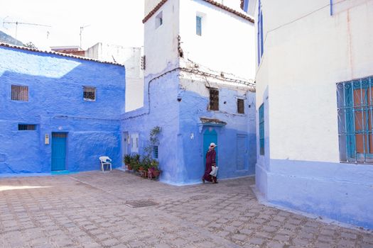 Blue alleys at dawn with a photographer — Chefchaouen
