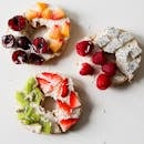 各种美味的奶油奶酪百吉饼，上面撒着新鲜水果，非常适合健康地开启新的一天