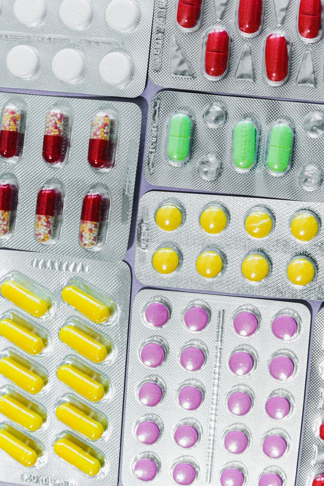 Pharmaceutical tablets and capsules in blister packs