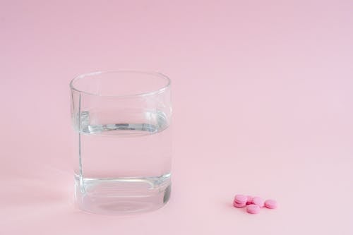 Kostnadsfri bild av dricksglas, glas med vatten, medicin