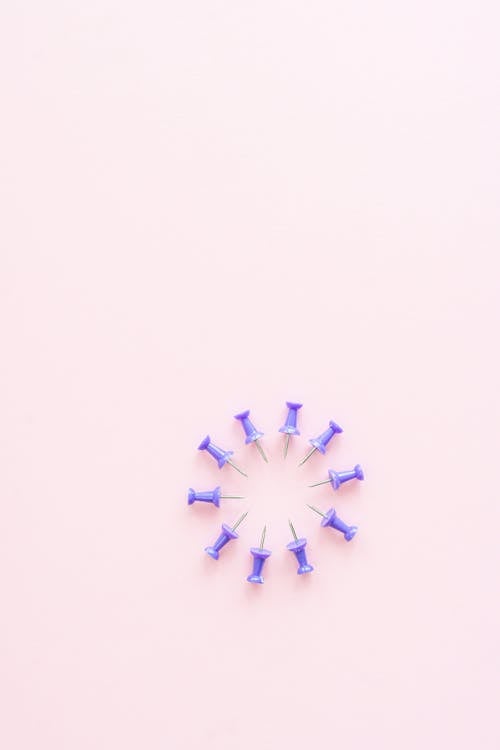 Kostenloses Stock Foto zu flach liegen, push-pins, rosa hintergrund