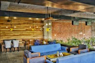 艾哈迈达巴德的一家现代咖啡馆展示了现代家具和工业元素