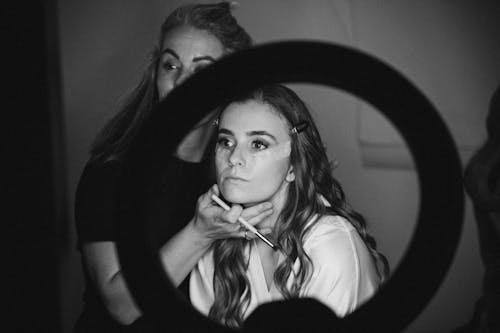 Free Grayscale Photo of a Woman Doing Make-Up Stock Photo