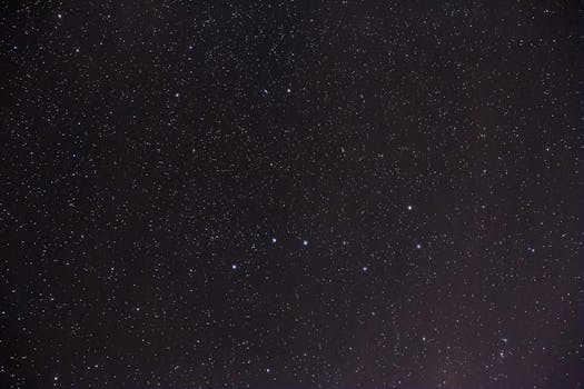 宁静广阔的星空，描绘了无数的星星和星座