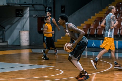 Jogador De Basquete Segurando Bola