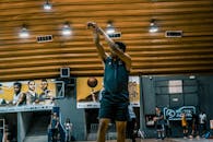 一名篮球运动员在室内体育馆练习投篮