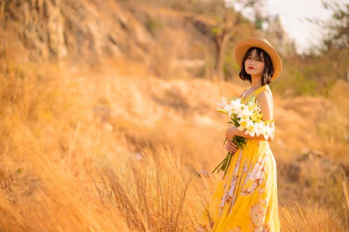 Kostnadsfri bild av asiatisk kvinna, blommig klänning, blommor