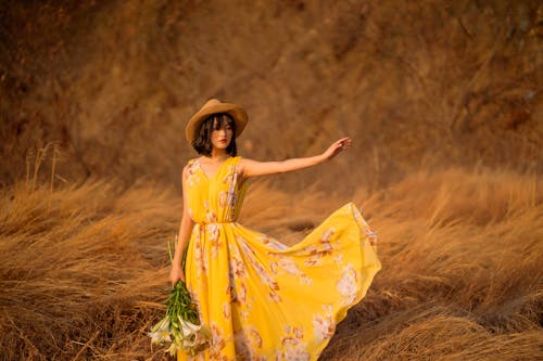 꽃무늬 드레스, 모자, 바람 부는의 무료 스톡 사진