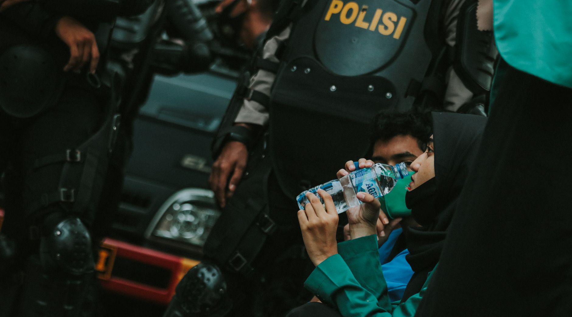 Aksi Humanis Polisi Bagikan Konsumsi bagi Peserta Unjuk Rasa di Monas
