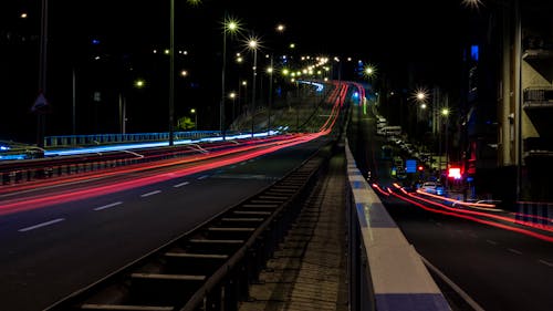 車が通過する道路のタイムラプス写真