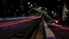 在土耳其乌鲁兹米尔科纳克的高速公路上，通过长时间曝光捕捉光迹