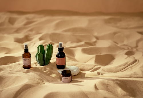 Fotos de stock gratuitas de arena, botella marrón, cuidado de la piel