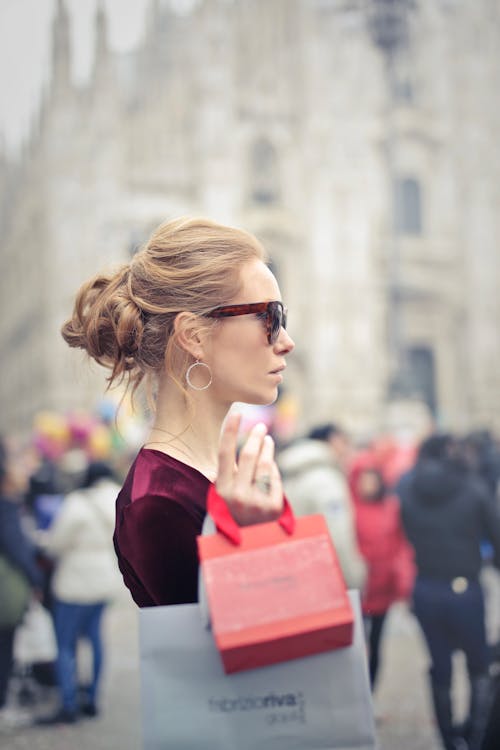 Mujer Vestida Con Top Rojo Con Bolsa De Papel Rojo