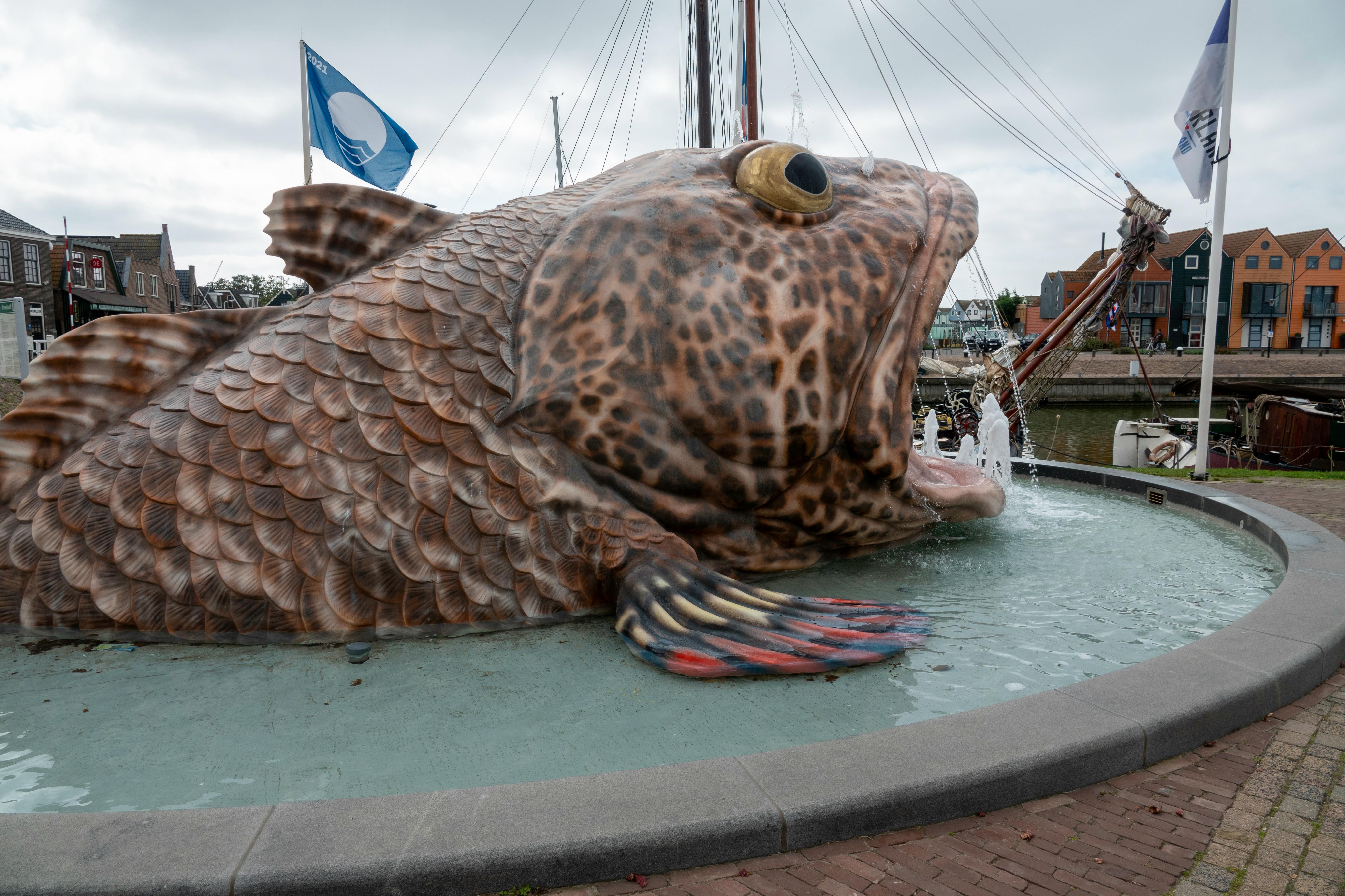 Um veículo 4x4 em dunas douradas ao amanhecer, realçando a beleza do Safari ao Nascer do Sol no Dubai.